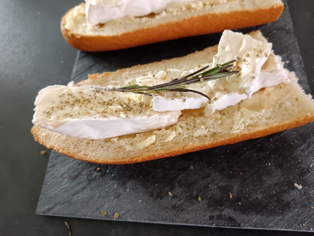 romarin et origan sur vos Tartines au Camembert et tartines au maroilles
