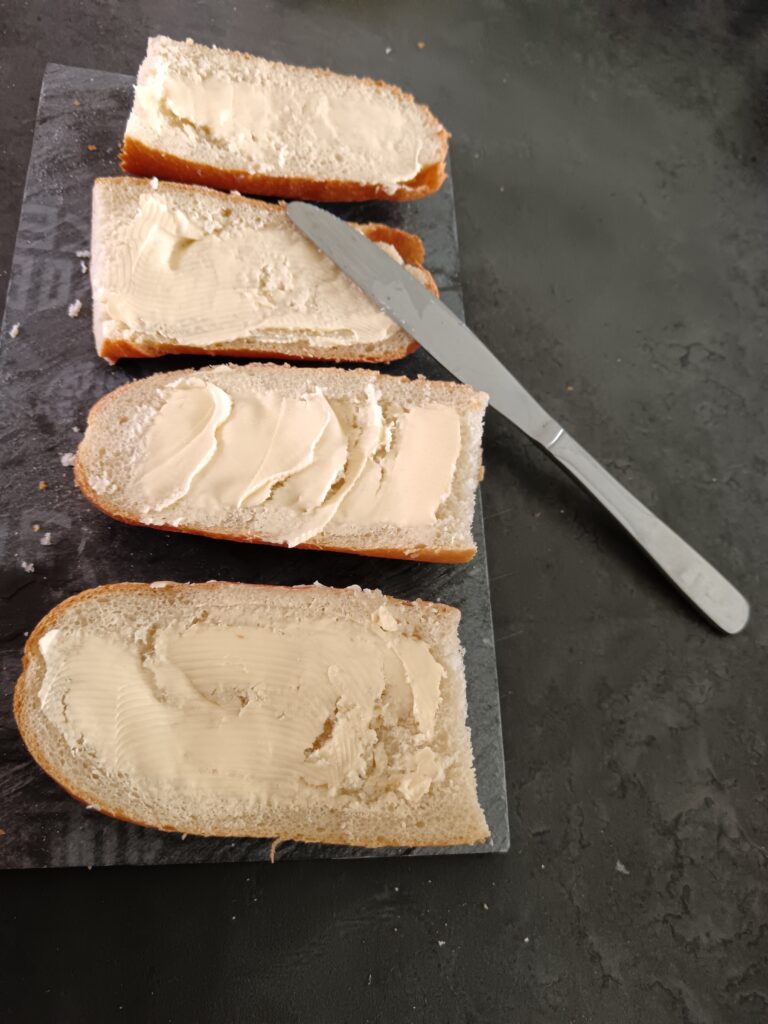 appliquez une fine couche de beurre sur vos Tartines au Camembert et tartines au maroilles