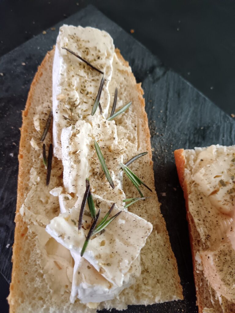 romarin et origan sur vos
Tartines au Camembert et tartines au maroilles