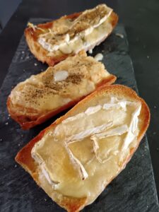 Tartines au Camembert et tartines au maroilles