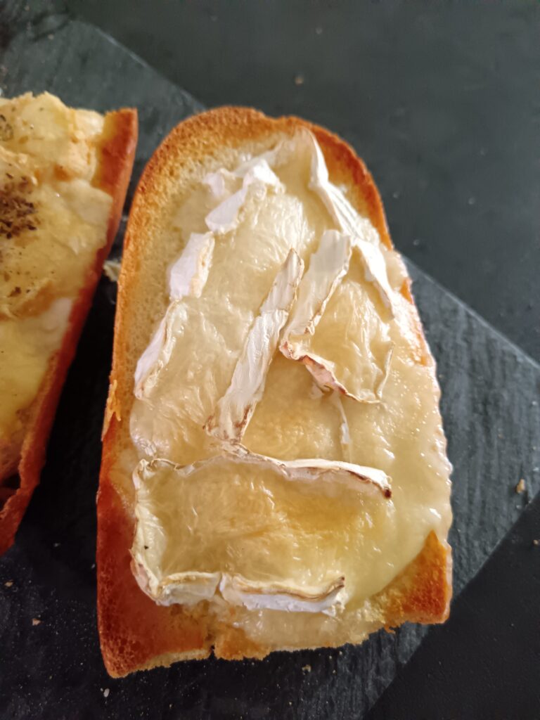 Tartines au Camembert et tartines au maroilles